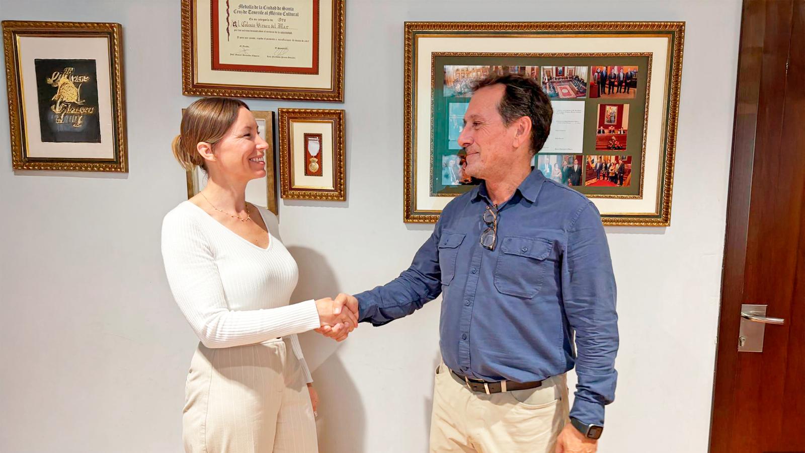 Don Alberto Chinea, director del Colegio Virgen del Mar, durante la firma del acuerdo educativo con Algorithmics
