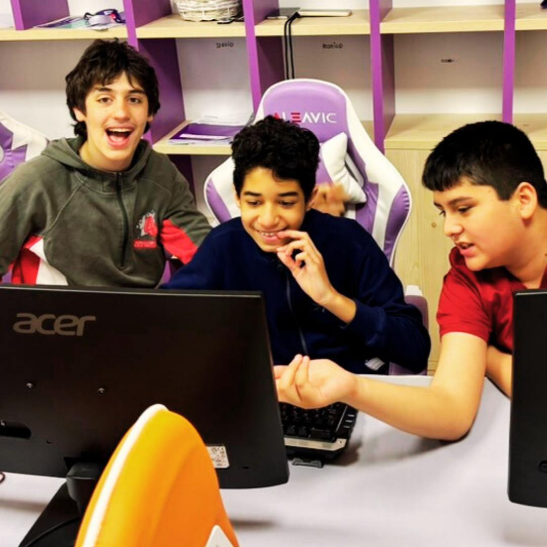 Alumnos colaborando en un proyecto de educación tecnológica
