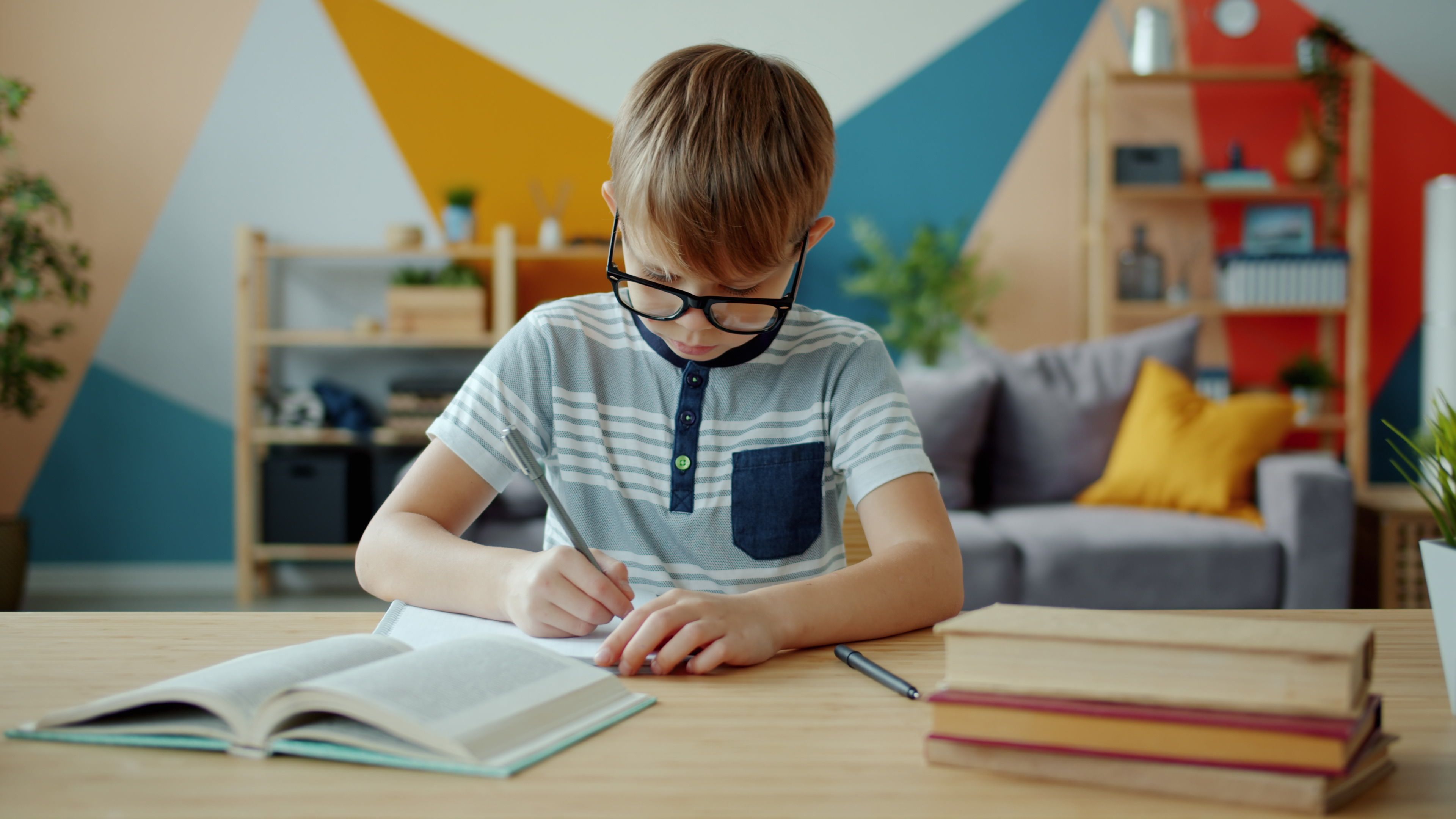 Niño escribiendo en un cuaderno durante una actividad de aprendizaje antes de usar inteligencia artificial generativa.