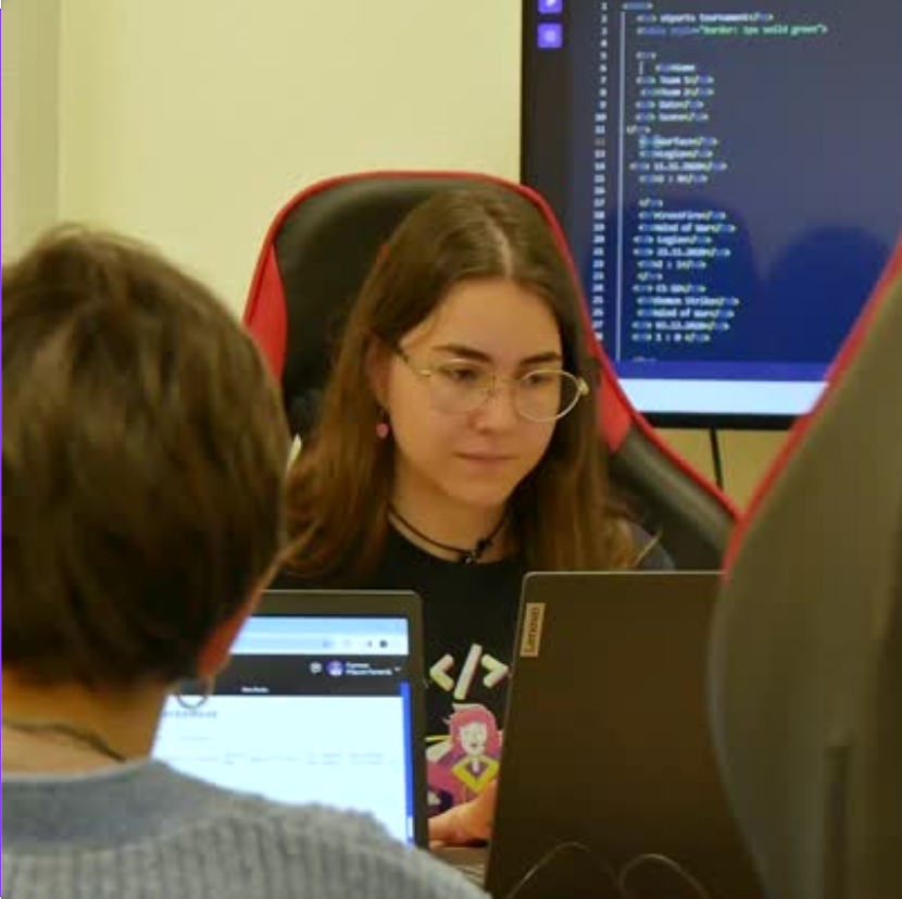 Profesional acompañando a un alumno durante una actividad de educación tecnológica